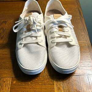 Like New Olukai women’s sneaker